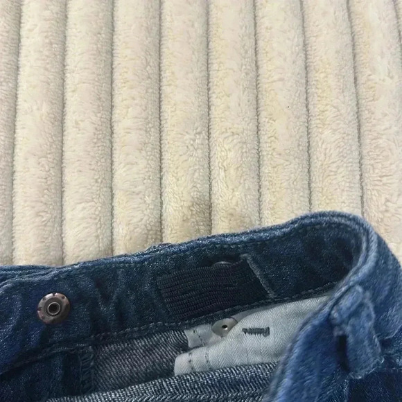 GAP - LIKE NEW - Infant/Baby straight cut denim jeans. Size 6-12 months - Picture 4 of 4